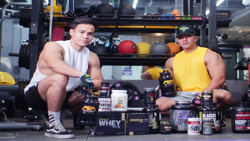 دو مرد بدنساز