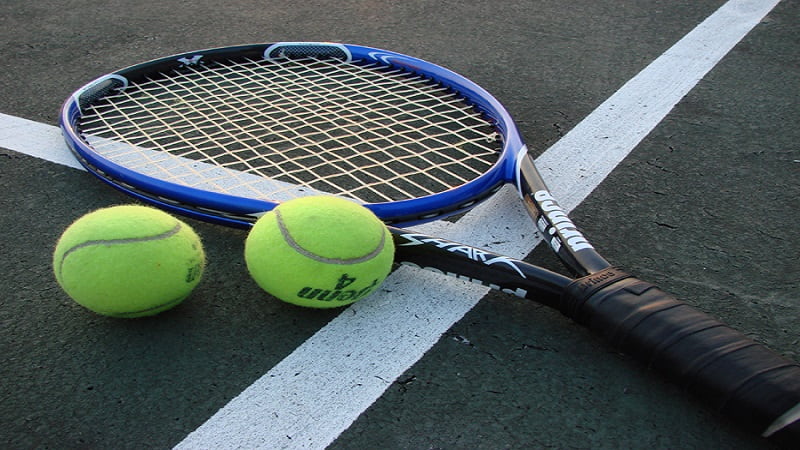 تنیس به همراه دو عدد توپ