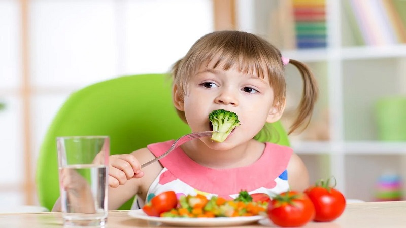 کودک در حال خوردن بروکلی