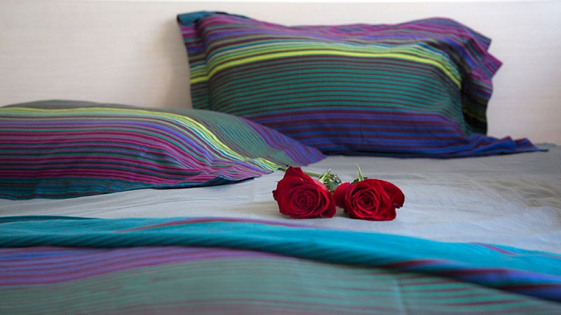 گل رز بر روی تخت