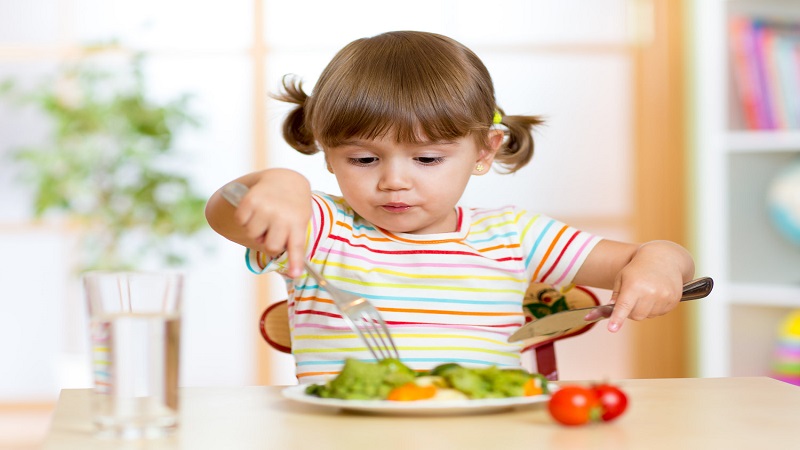 کودک در حال غذا خوردن