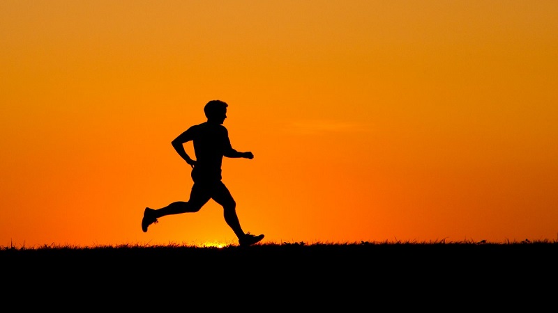 فردی در حال دویدن و کاهش عوارض خودارضایی