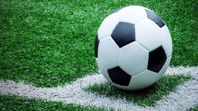 یک عدد توپ فوتبال در زمین فوتبال