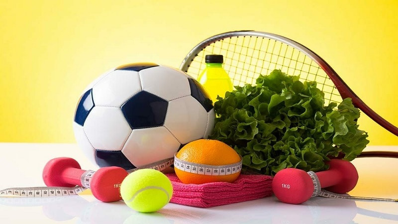 یک عدد توپ فوتبال، متر، دمبل و سبزیجات