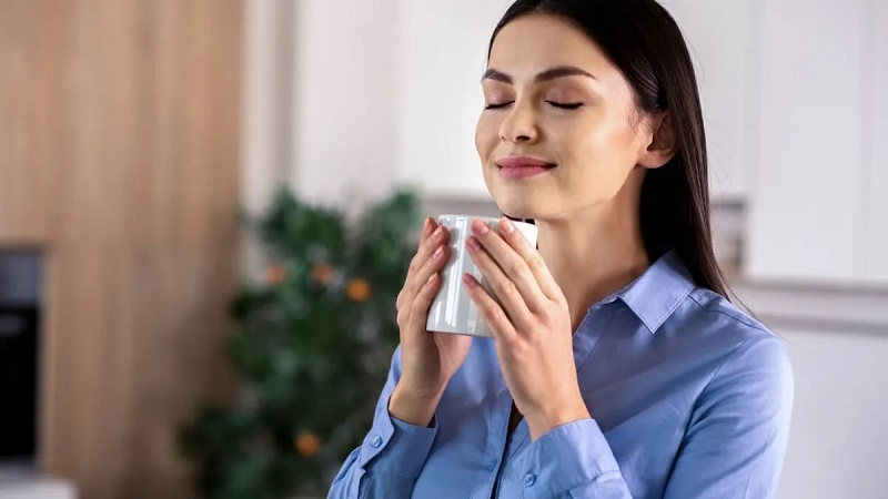یک خانم در حال ریلکسیشن و نوشیدن قهوه