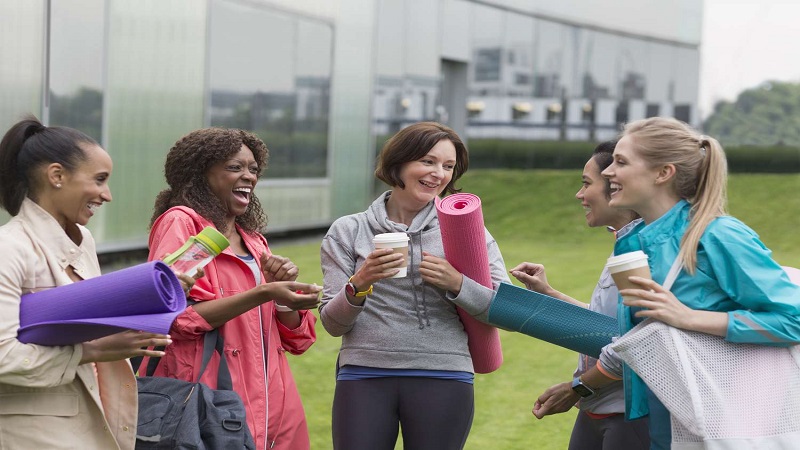 چند خانم در حال نوشیدن قهوه قبل از ورزش کردن